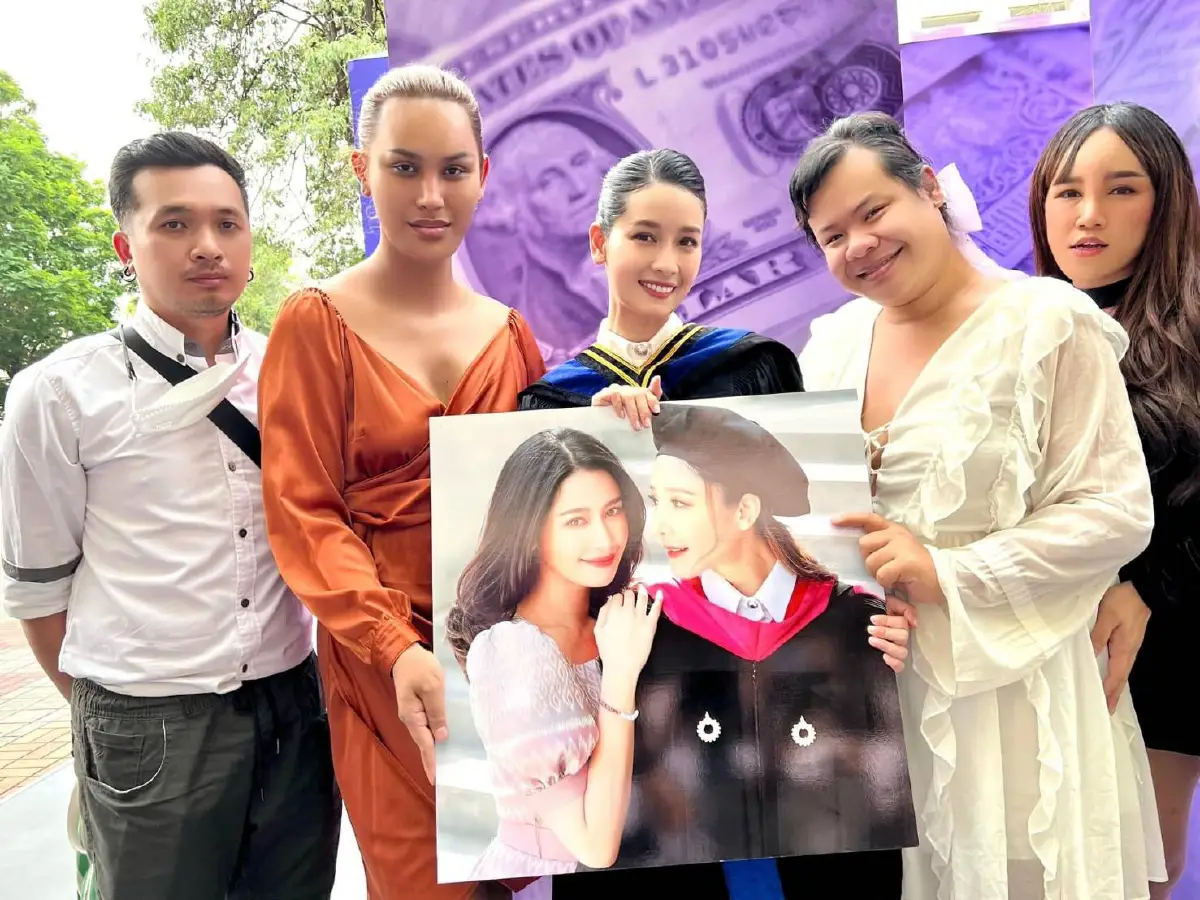 "โม อมีนา" หอบรูปแตงโมถ่ายภาพวันรับปริญญา