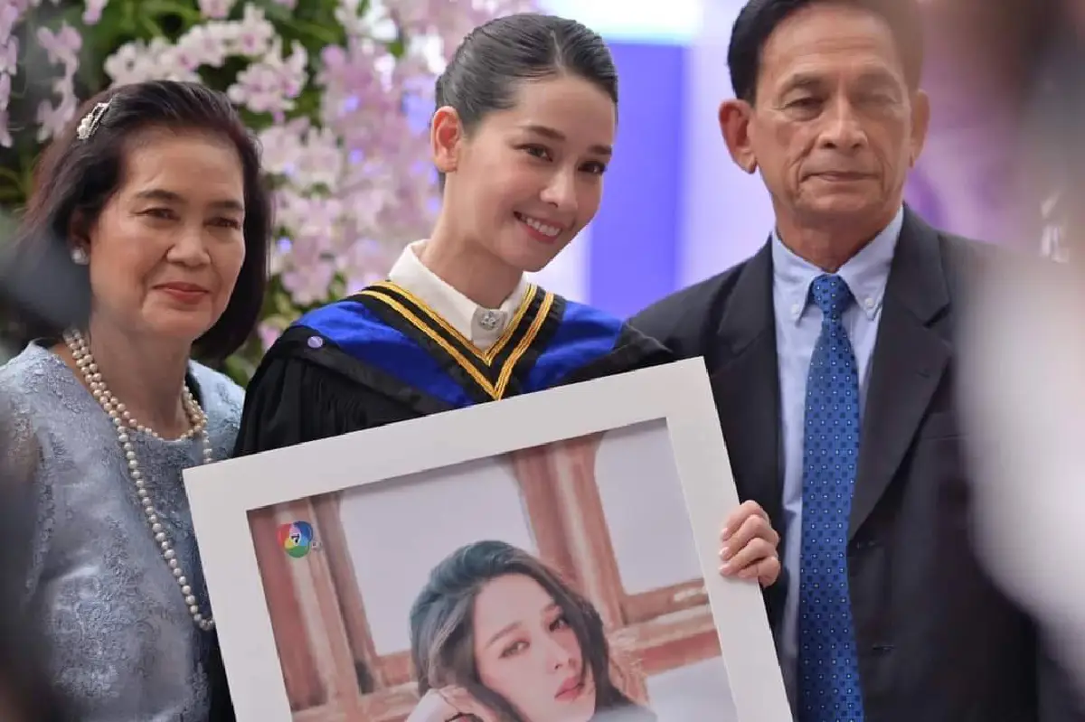 "โม อมีนา" หอบรูปแตงโมถ่ายภาพวันรับปริญญา