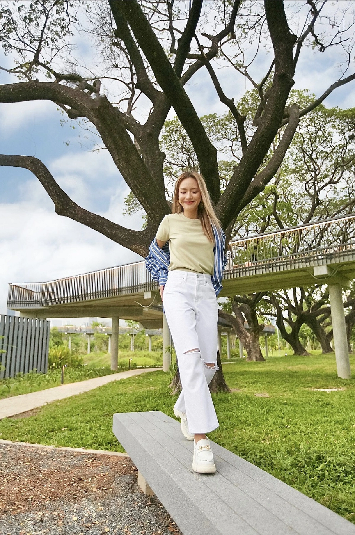 เลือกยีนส์ตัวเก่งรับซัมเมอร์แบบอินฟลูเอนเซอร์สายแฟ