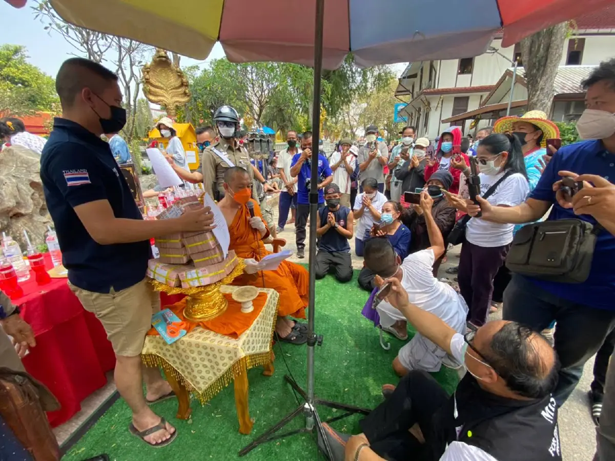 พระดังถูกหวย18ล้านไม่เก็บไว้แจกเป็นทานเชื่อเป็นทรัพย์เทวดา