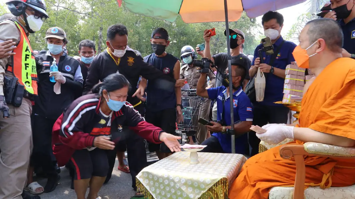 พระดังถูกหวย18ล้านไม่เก็บไว้แจกเป็นทานเชื่อเป็นทรัพย์เทวดา