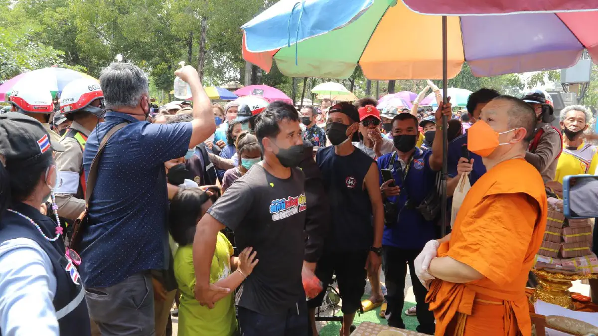 พระดังถูกหวย18ล้านไม่เก็บไว้แจกเป็นทานเชื่อเป็นทรัพย์เทวดา