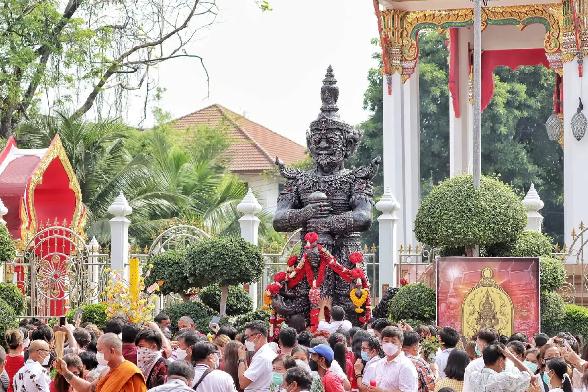 ประชาชนแห่ร่วมพิธีเบิกเนตรท้าวเวสสุวรรณวัดสายไหม