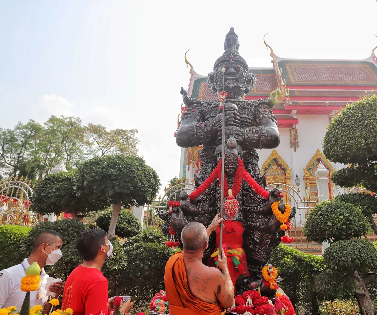 ประชาชนแห่ร่วมพิธีเบิกเนตรท้าวเวสสุวรรณวัดสายไหม