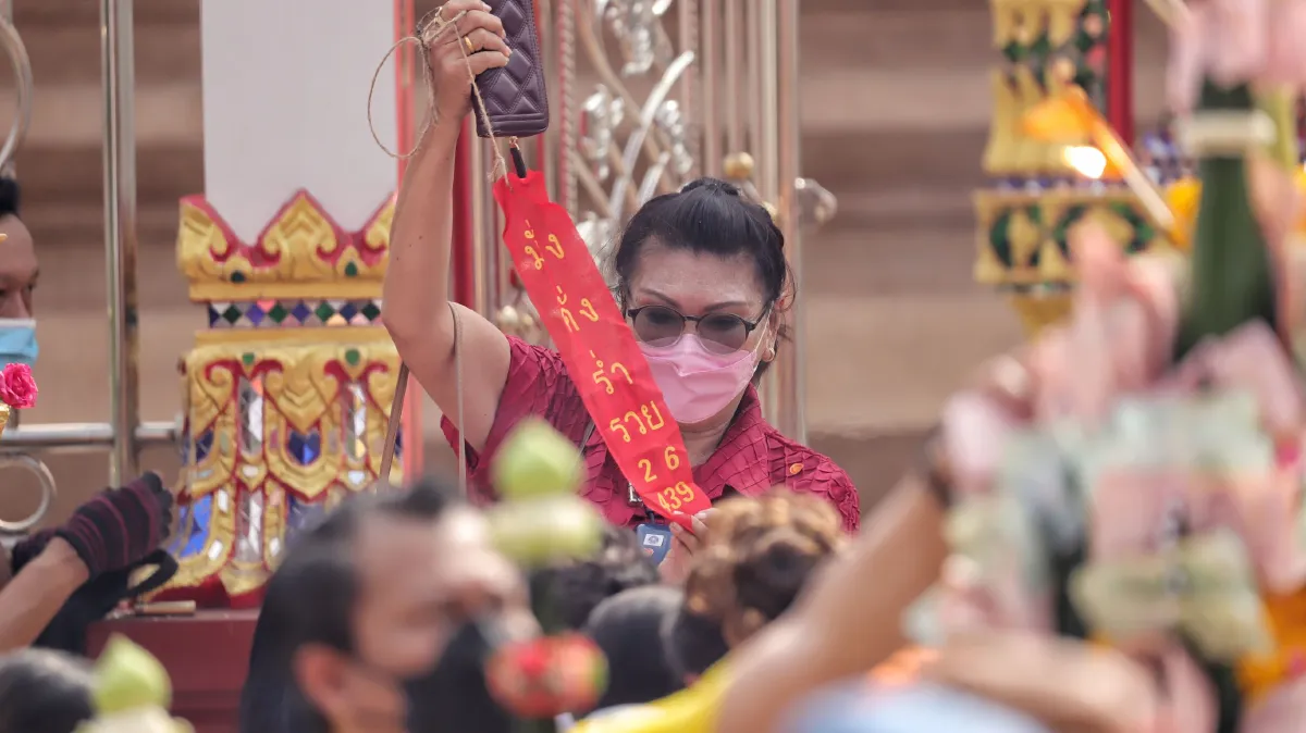 ประชาชนแห่ร่วมพิธีเบิกเนตรท้าวเวสสุวรรณวัดสายไหม