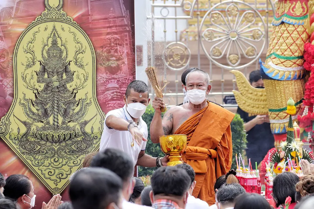 ประชาชนแห่ร่วมพิธีเบิกเนตรท้าวเวสสุวรรณวัดสายไหม