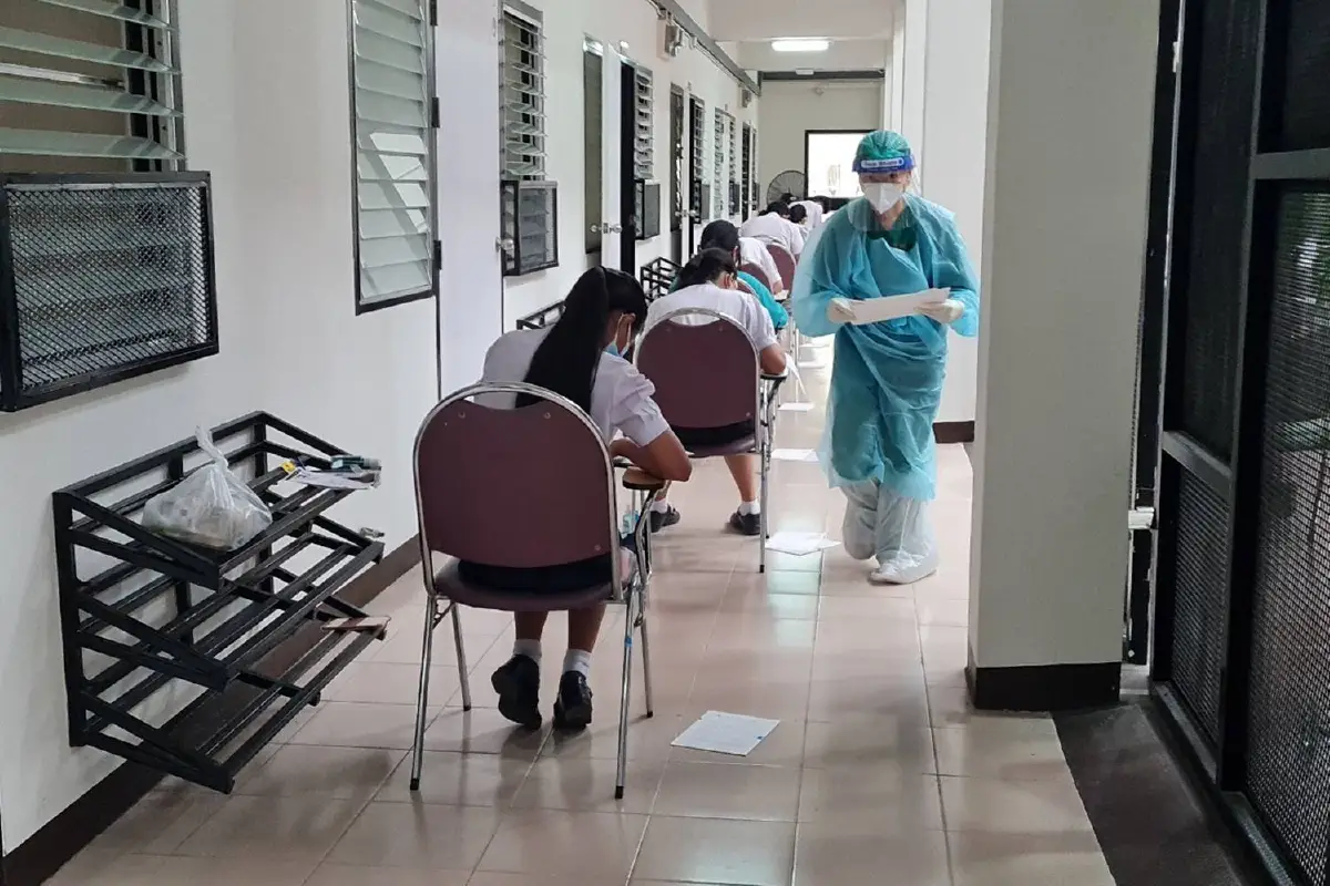 พยาบาลสวมชุด PPE คุมสอบ GAT PATนักเรียนป่วยโควิด-19