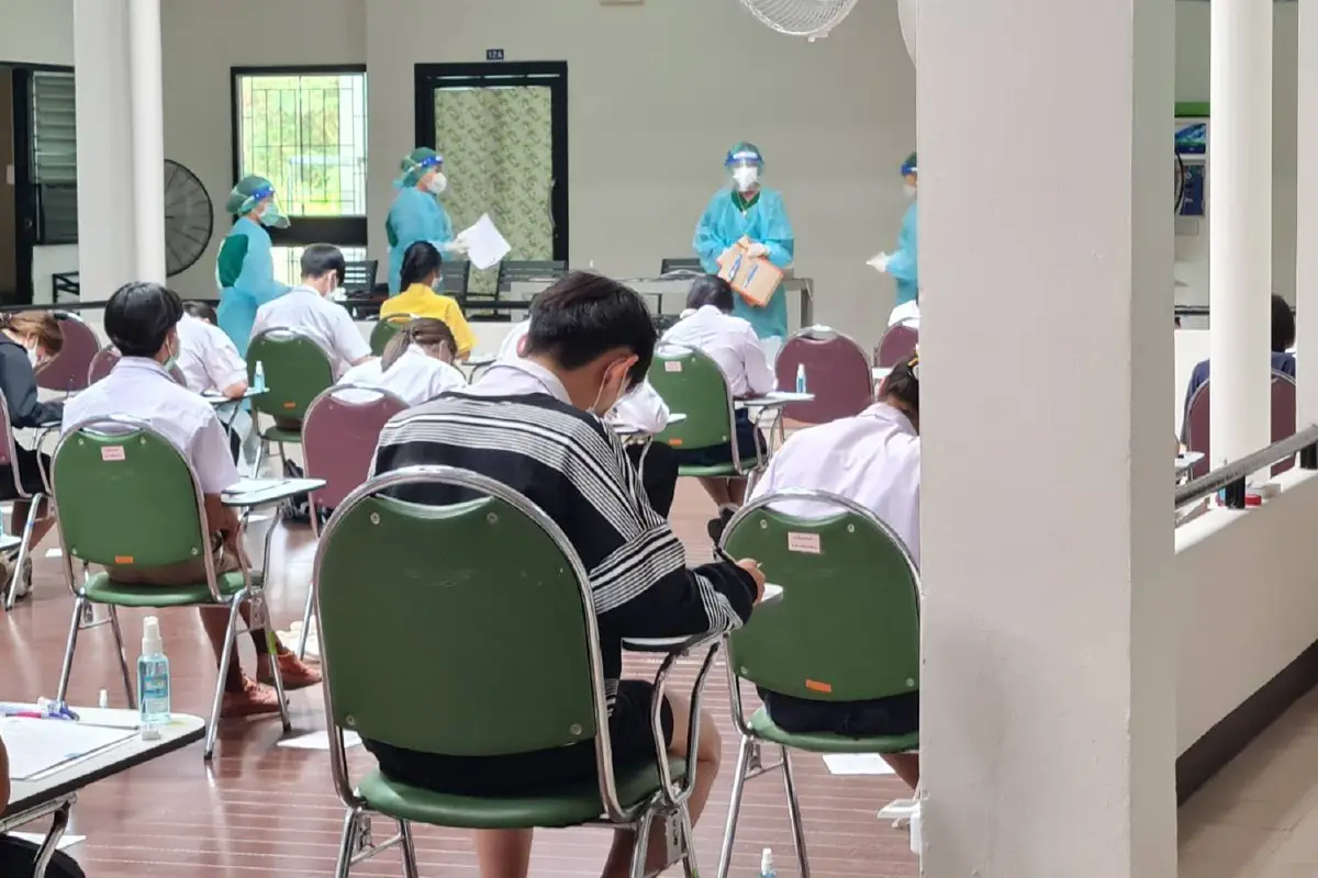 พยาบาลสวมชุด PPE คุมสอบ GAT PATนักเรียนป่วยโควิด-19