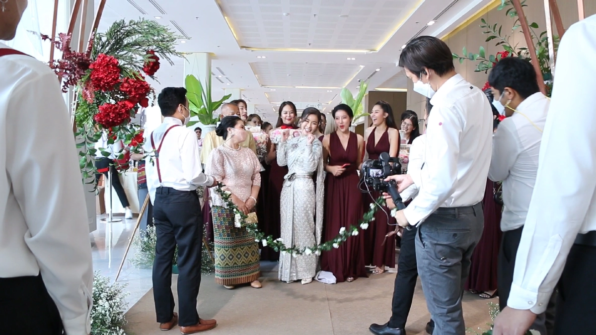 เจ้าสาวหอบสินสอด12ล้านยกขันหมากขอหนุ่มผู้โชคดีแต่งงาน