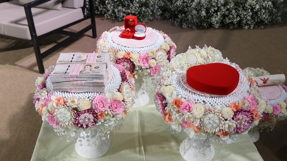 เจ้าสาวหอบสินสอด12ล้านยกขันหมากขอหนุ่มผู้โชคดีแต่งงาน