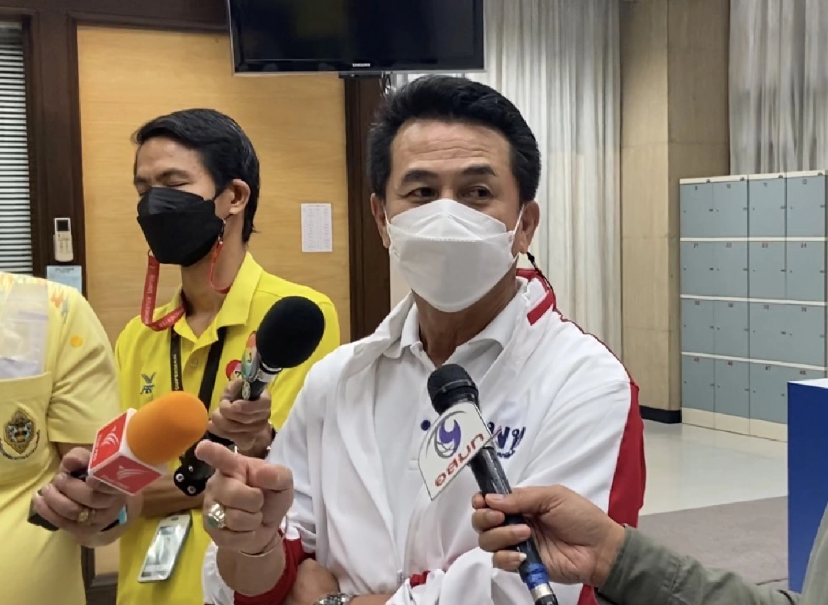 "แยกออกมาเป็นโลงดีๆ ปล่อยผีเน่าไป" ผู้นำฝ่ายค้านอยากชวนพรรครัฐบาลกินข้าว