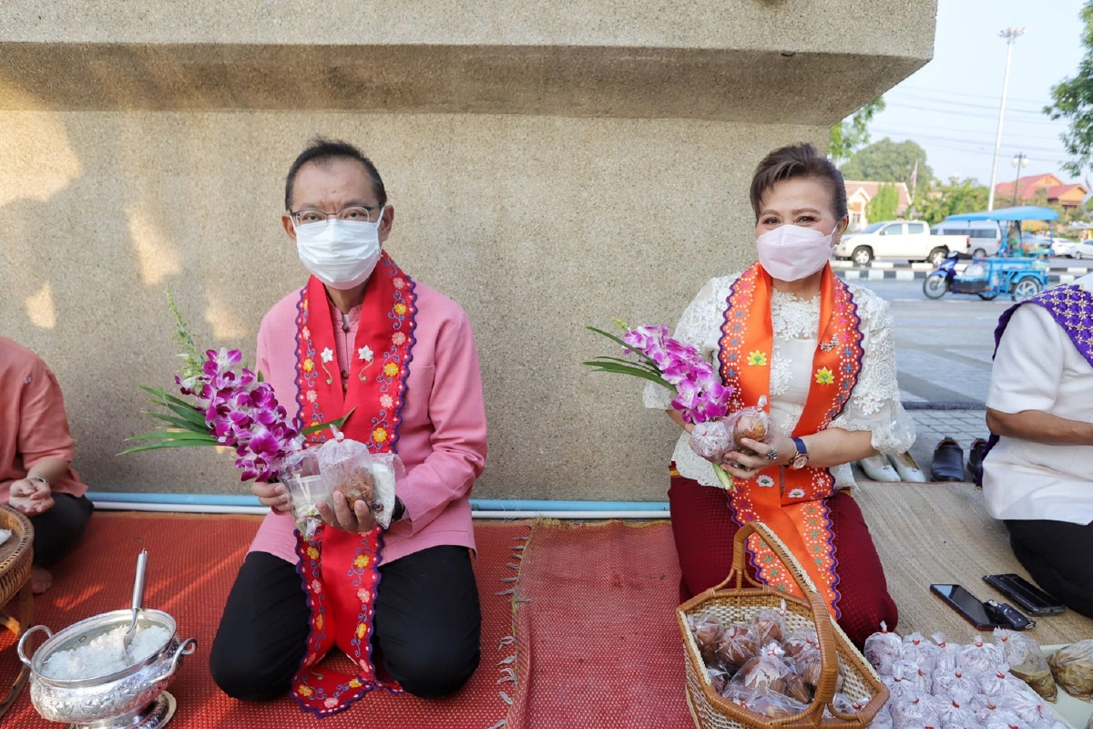 ผู้ว่าฯหมูป่าชวนใส่ชุดไทยตักบาตรทุกวันพระใหญ่สัมผัสวิถี ไทย-รามัญ