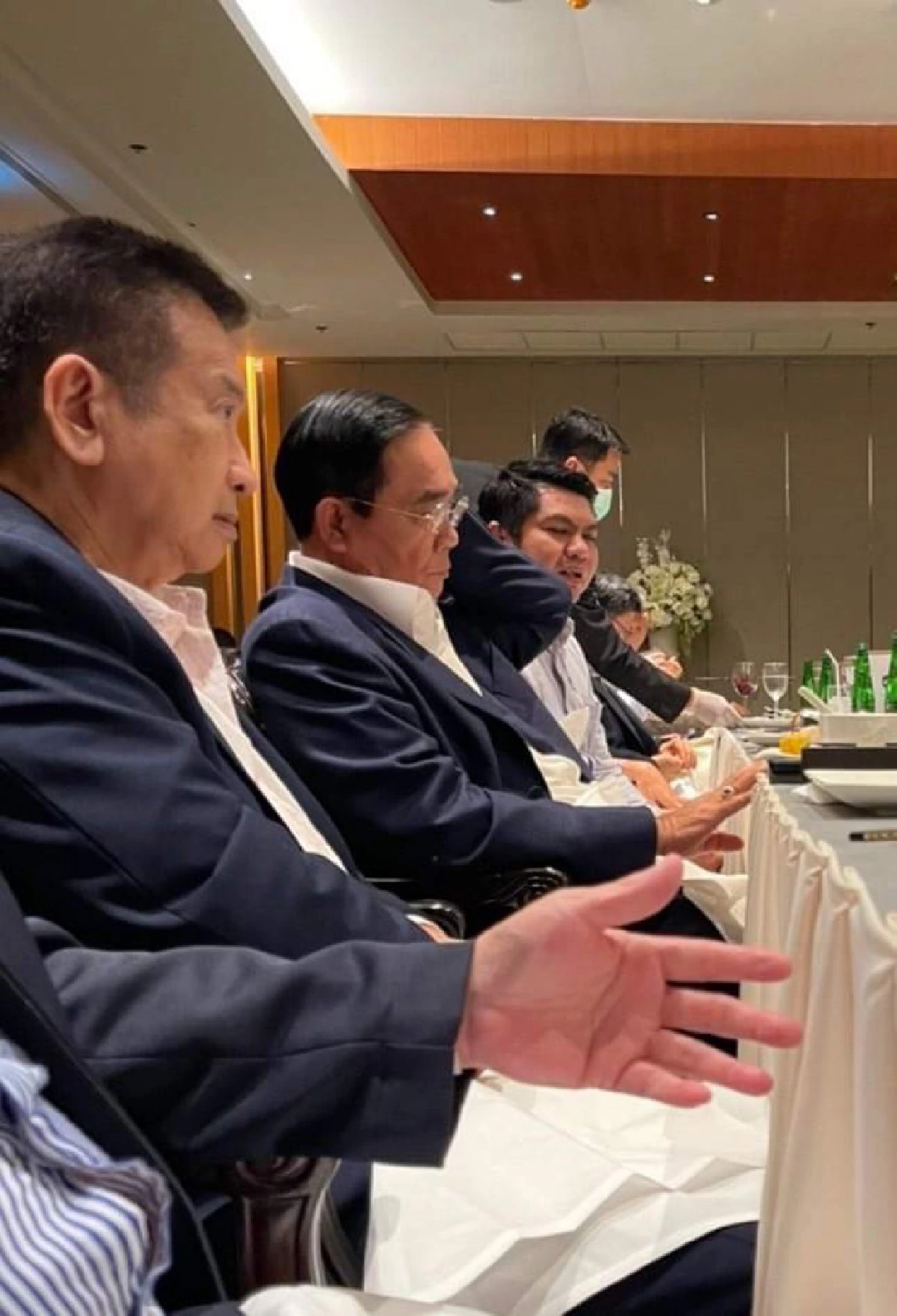 "บิ๊กตู่"ร่วมโต๊ะดินเนอร์เช็คพลังแกนนำพรรคร่วมรัฐบาลสุดชื่นมื่น