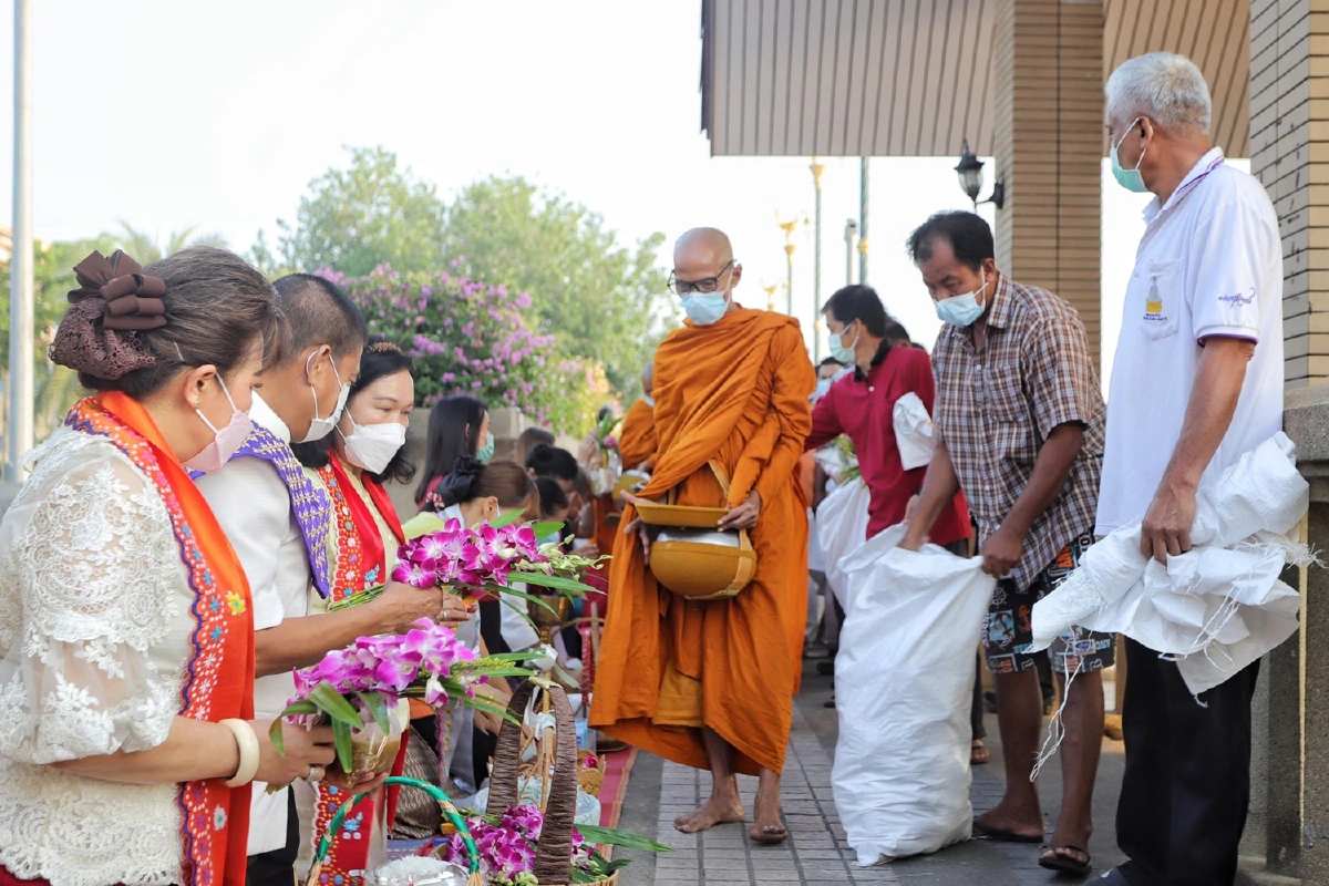 ผู้ว่าฯหมูป่าชวนใส่ชุดไทยตักบาตรทุกวันพระใหญ่สัมผัสวิถี ไทย-รามัญ