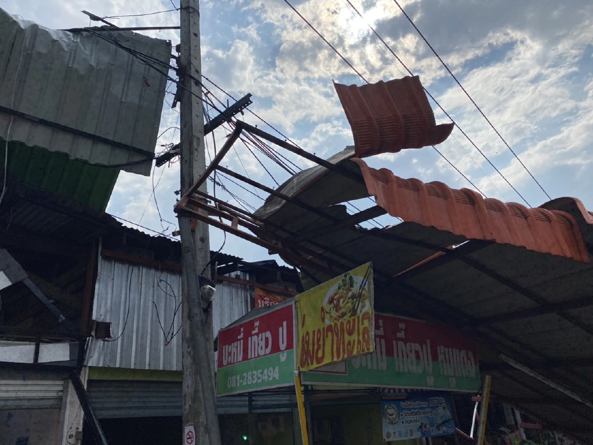 พายุกระหน่ำพิษณุโลกร้านคาหลังคาพังป้ายโฆษณาล้มเสียหาย
