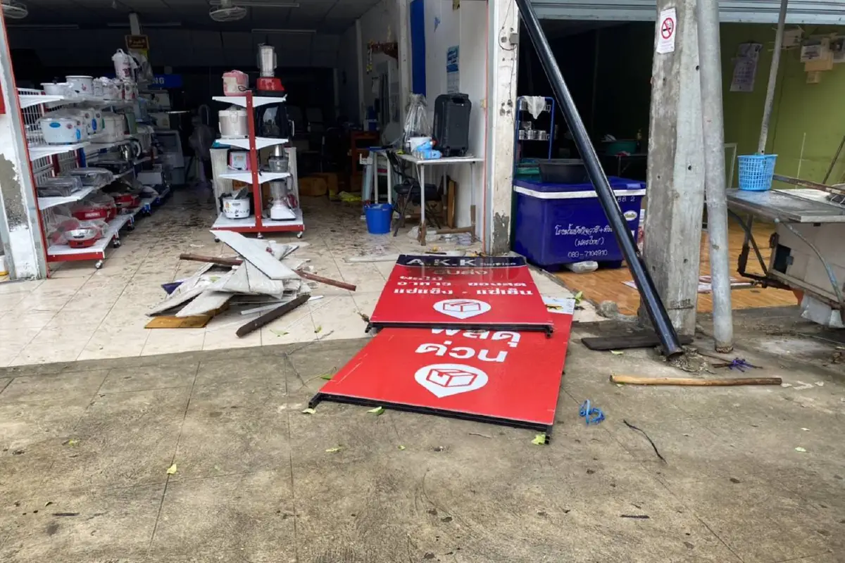 พายุกระหน่ำพิษณุโลกร้านคาหลังคาพังป้ายโฆษณาล้มเสียหาย