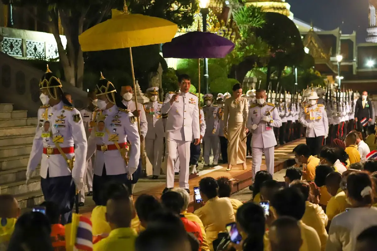 "ในหลวง-พระราชินี"เสด็จฯทรงเปลี่ยนเครื่องทรงพระแก้วมรกตเป็นฤดูร้อน