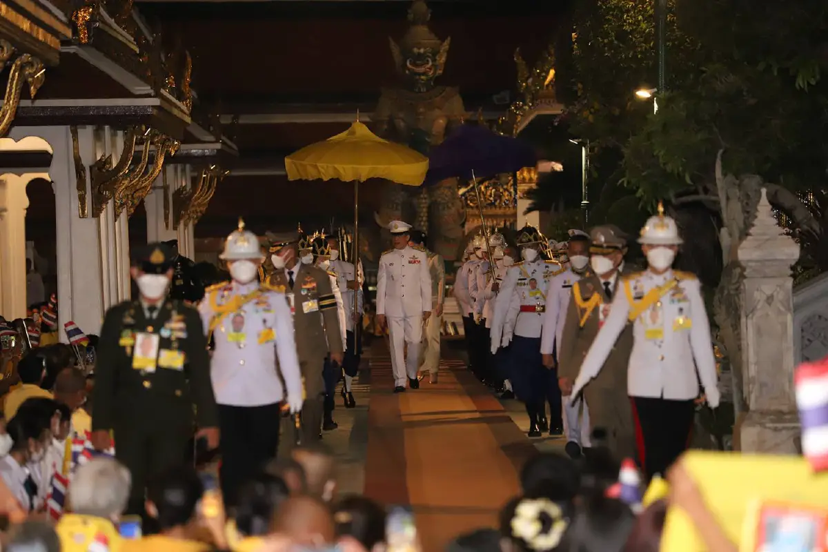 "ในหลวง-พระราชินี"เสด็จฯทรงเปลี่ยนเครื่องทรงพระแก้วมรกตเป็นฤดูร้อน