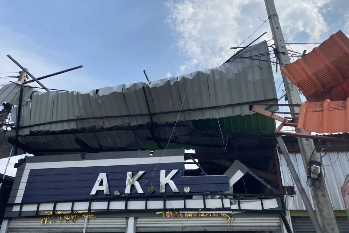 พายุกระหน่ำพิษณุโลกร้านคาหลังคาพังป้ายโฆษณาล้มเสียหาย