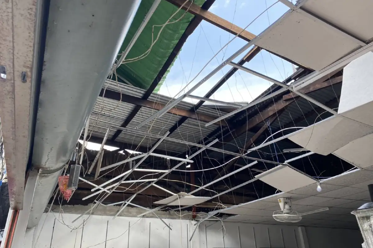 พายุกระหน่ำพิษณุโลกร้านคาหลังคาพังป้ายโฆษณาล้มเสียหาย