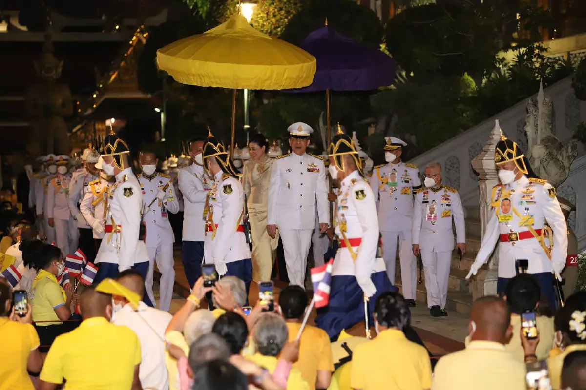 "ในหลวง-พระราชินี"เสด็จฯทรงเปลี่ยนเครื่องทรงพระแก้วมรกตเป็นฤดูร้อน