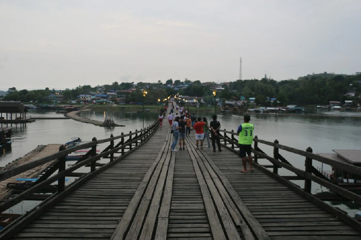 พิษโอมิครอน-น้ำมันแพงฉุดท่องเที่ยวสะพานมอญเมืองกาญจน์วูบ