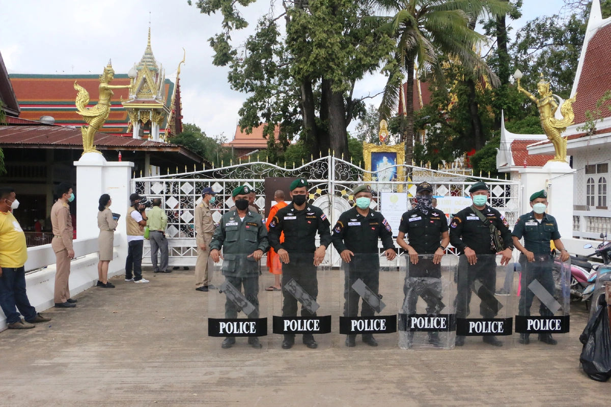 ม็อบเหิมไม่กลัวกม.บุกยึดวัดหลวงพ่อเงินบางคลาน 70 วันแล้ว