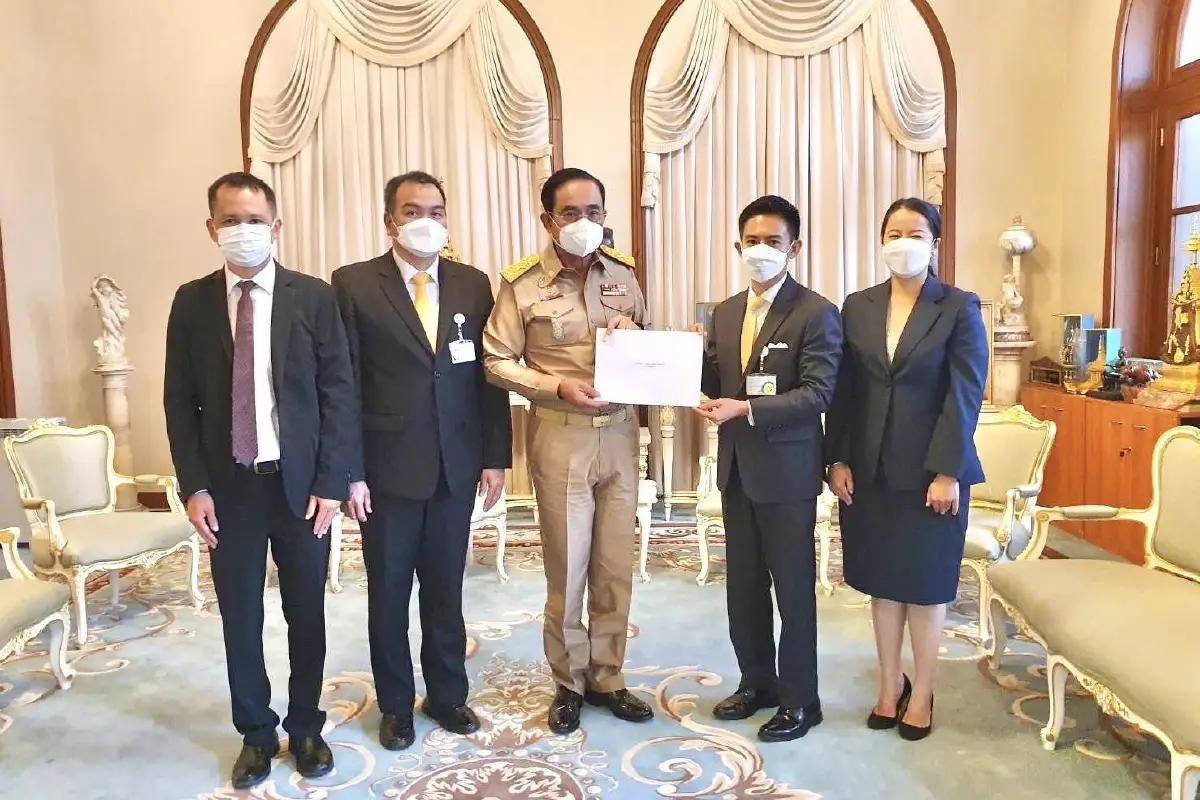 "ชวน หลีกภัย" มอบมะพร้าวบอนไซ-บัตรอวยพรเบิร์ดเดย์ "บิ๊กตู่"