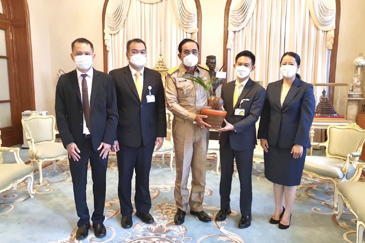 "ชวน หลีกภัย" มอบมะพร้าวบอนไซ-บัตรอวยพรเบิร์ดเดย์ "บิ๊กตู่" "ชวน หลีกภัย" มอบมะพร้าวบอนไซ-บัตรอวยพรเบิร์ดเดย์ "บิ๊กตู่"