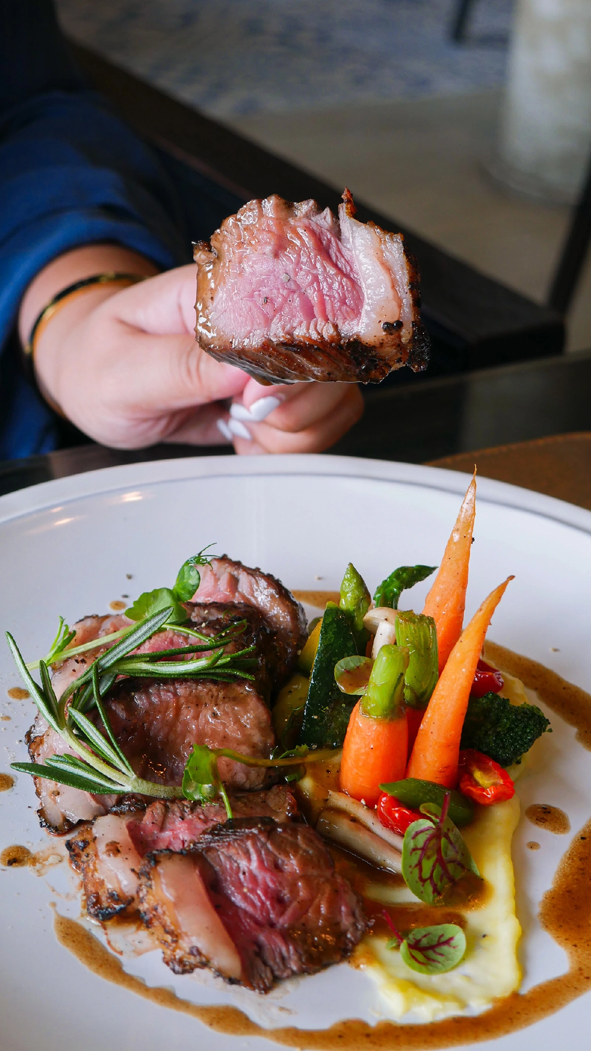 ชิมสเต๊กเนื้อนุ่มสูตรเชฟโจ้ แห่งรสดีเด็ด The Steak House