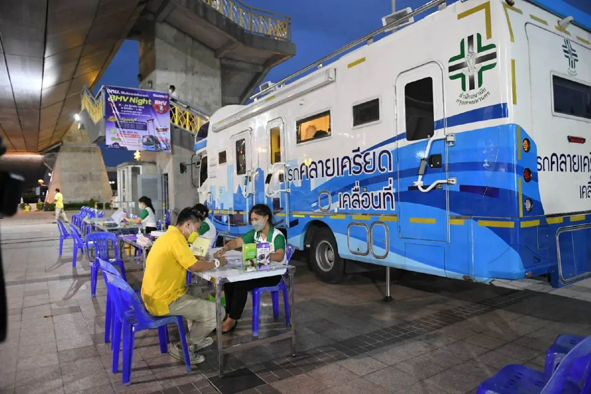 กทม. จัดรถบริการฉีดวัคซีนภาคค่ำใต้สะพานพระราม8