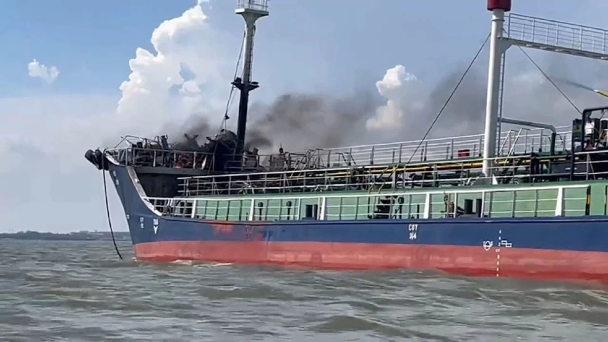 เรือขนน้ำมันระเบิดไฟท่วมกลางแม่น้ำเจ้าพระยาเสียชีวิต 1 เจ็บ 4