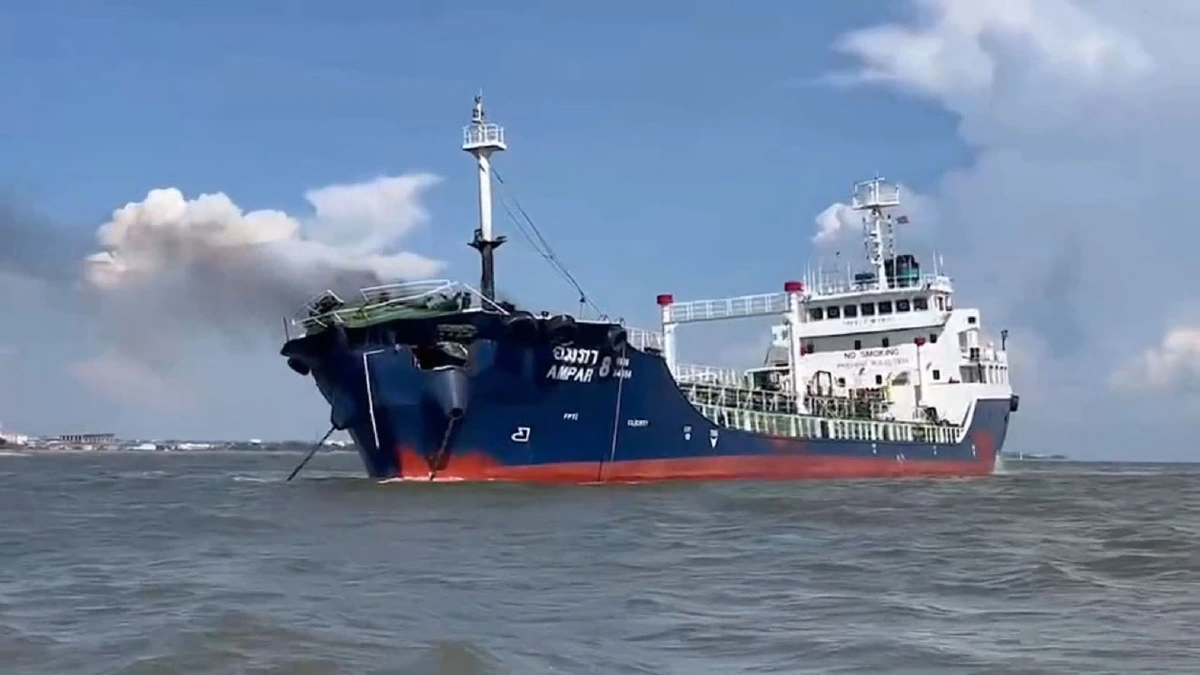 เรือขนน้ำมันระเบิดไฟท่วมกลางแม่น้ำเจ้าพระยาเสียชีวิต 1 เจ็บ 4