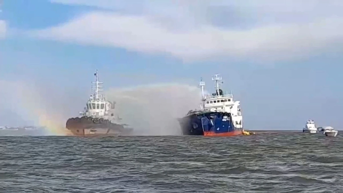 เรือขนน้ำมันระเบิดไฟท่วมกลางแม่น้ำเจ้าพระยาเสียชีวิต 1 เจ็บ 4