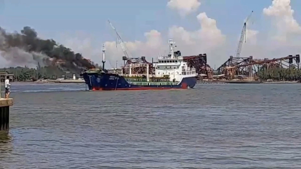 เรือขนน้ำมันระเบิดไฟท่วมกลางแม่น้ำเจ้าพระยาเสียชีวิต 1 เจ็บ 4