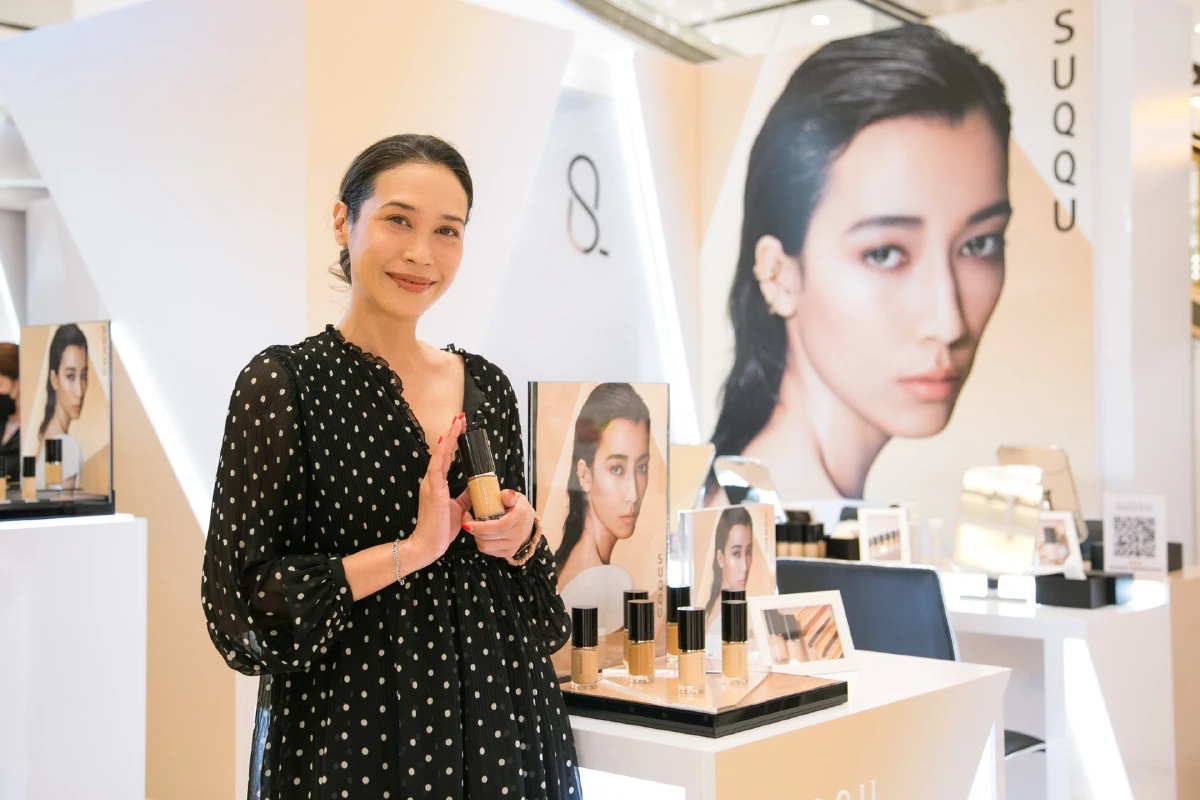 ปกปิดแนบเนียนอย่างเป็นธรรมชาติ SUQQU THE LIQUID FOUNDATION รองพื้นชนิดน้ำเนื้อสัมผัสระดับพรีเมี่ยม