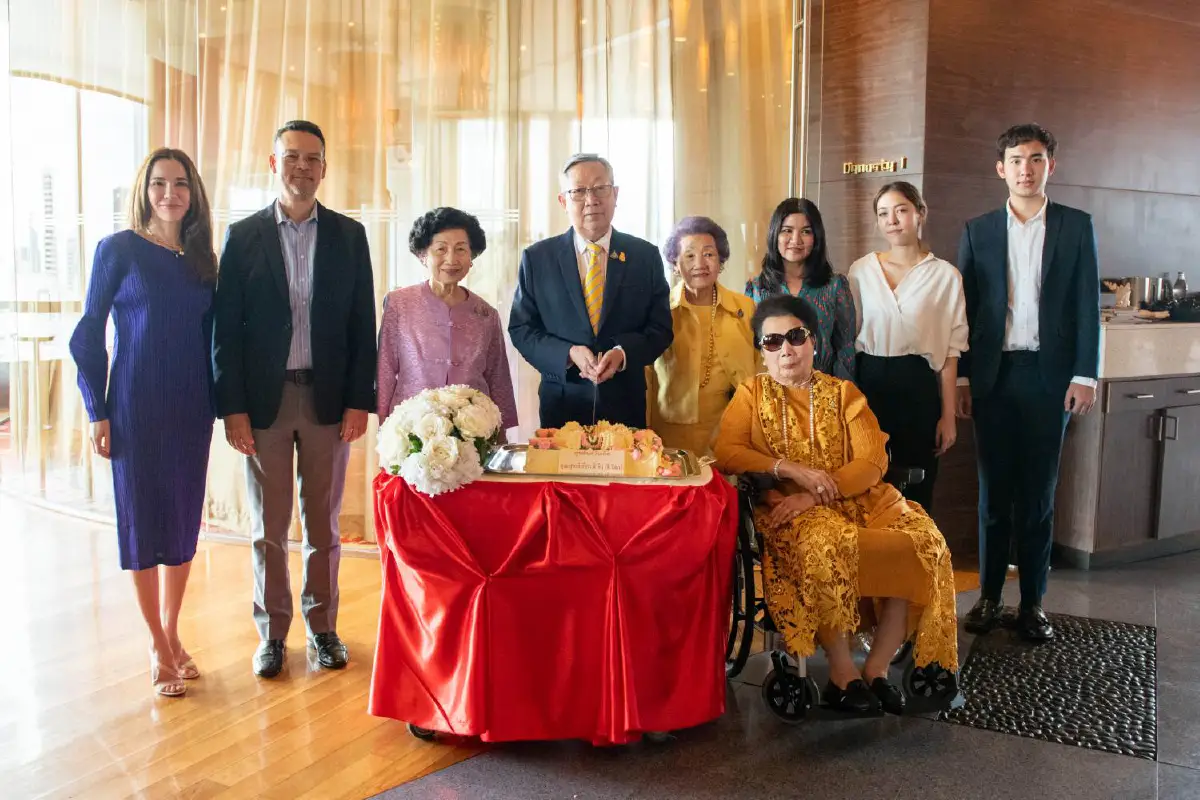 ครอบครัวร่วมงานเลี้ยงวันคล้ายวันเกิด คุณสุทธิเกียรติ จิราธิวัฒน์ 