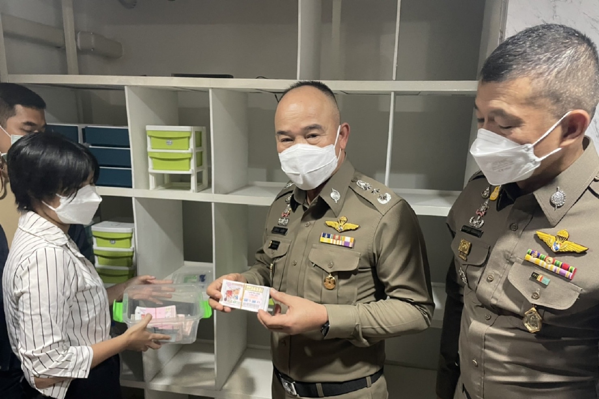 แรมโบ้ หยุดไม่อยู่ปราบหวยแพง บุกค้น "เสือแดงลอตเตอรี่ ออนไลน์" แรมโบ้ หยุดไม่อยู่ปราบหวยแพง บุกค้น "เสือแดงลอตเตอรี่ ออนไลน์"
