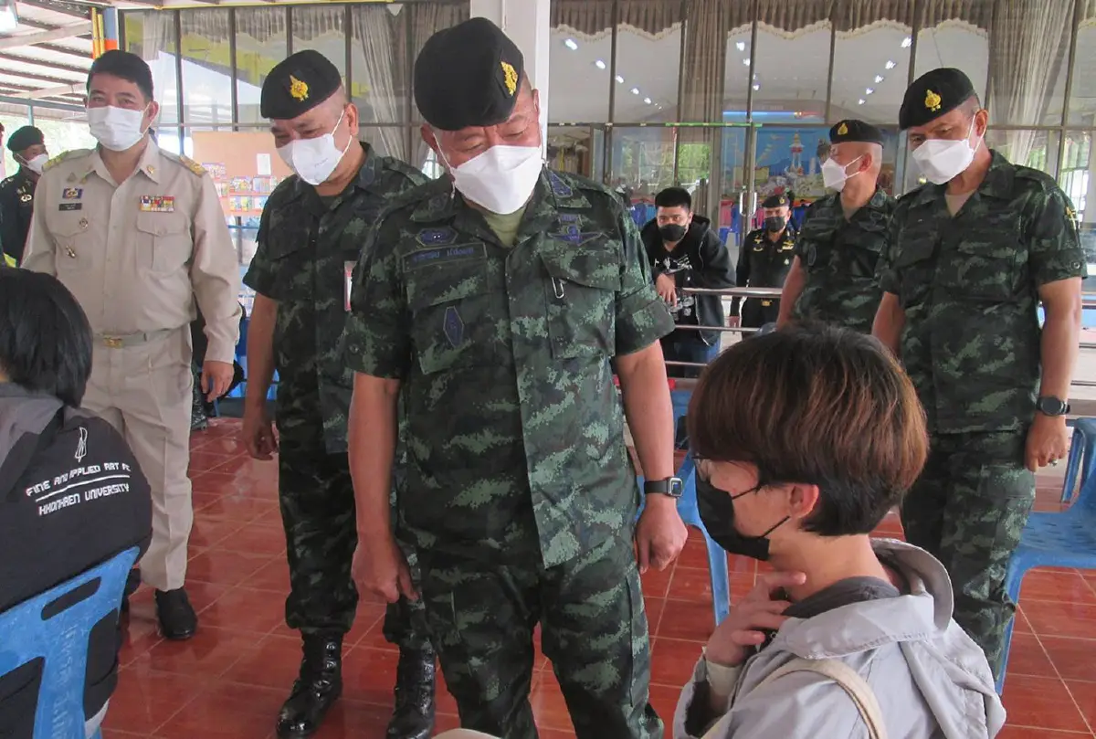 อึ้งทั้งหน่วย!สาวสองแต่งสวยสุดแซ่บเข้าตรวจเลือกทหารเกณฑ์