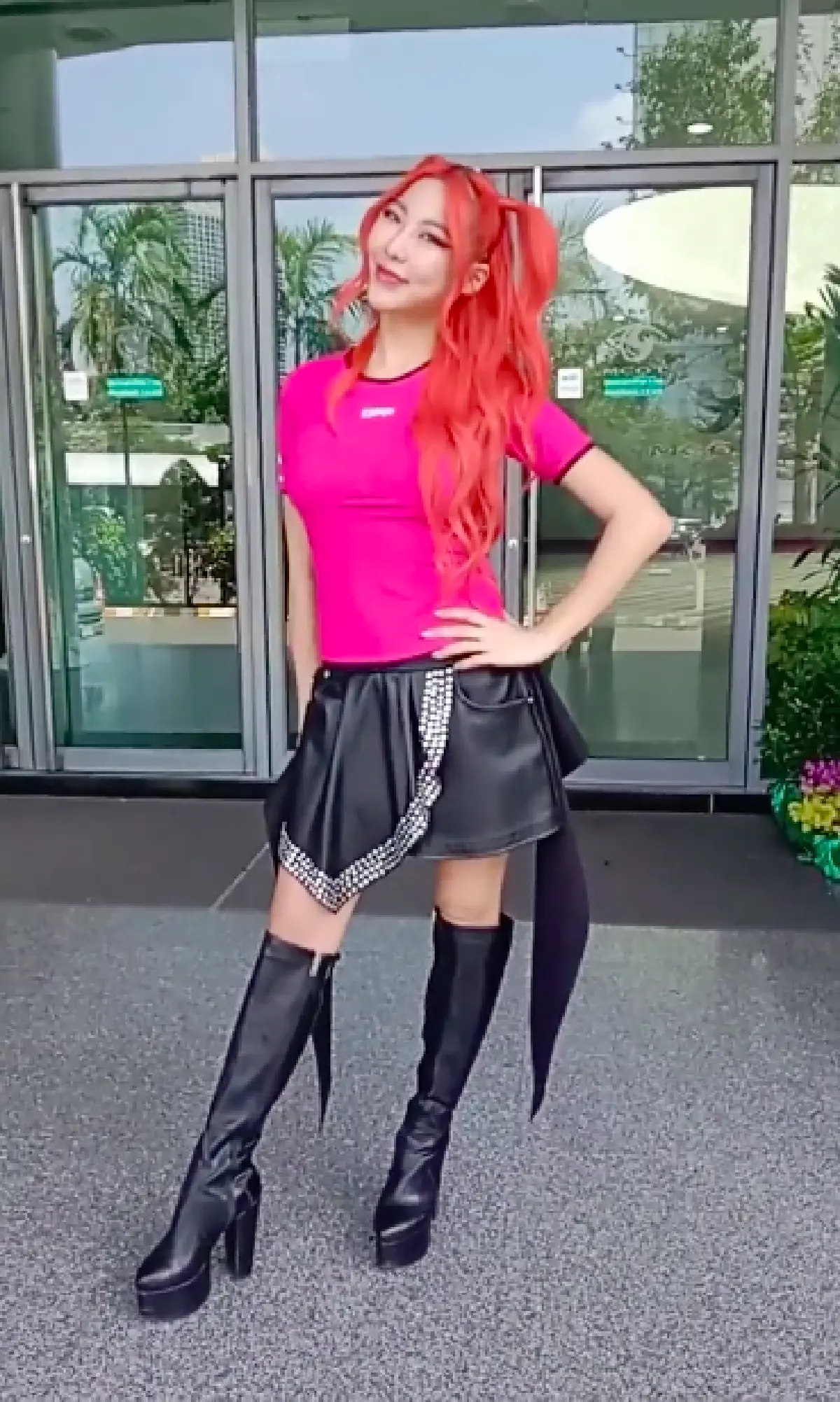 “หวาย ปัญธิษา” ปรับลุคใหม่อินเตอร์ขั้นสุด สีผมสุดแซ่บส้มประกายแดง