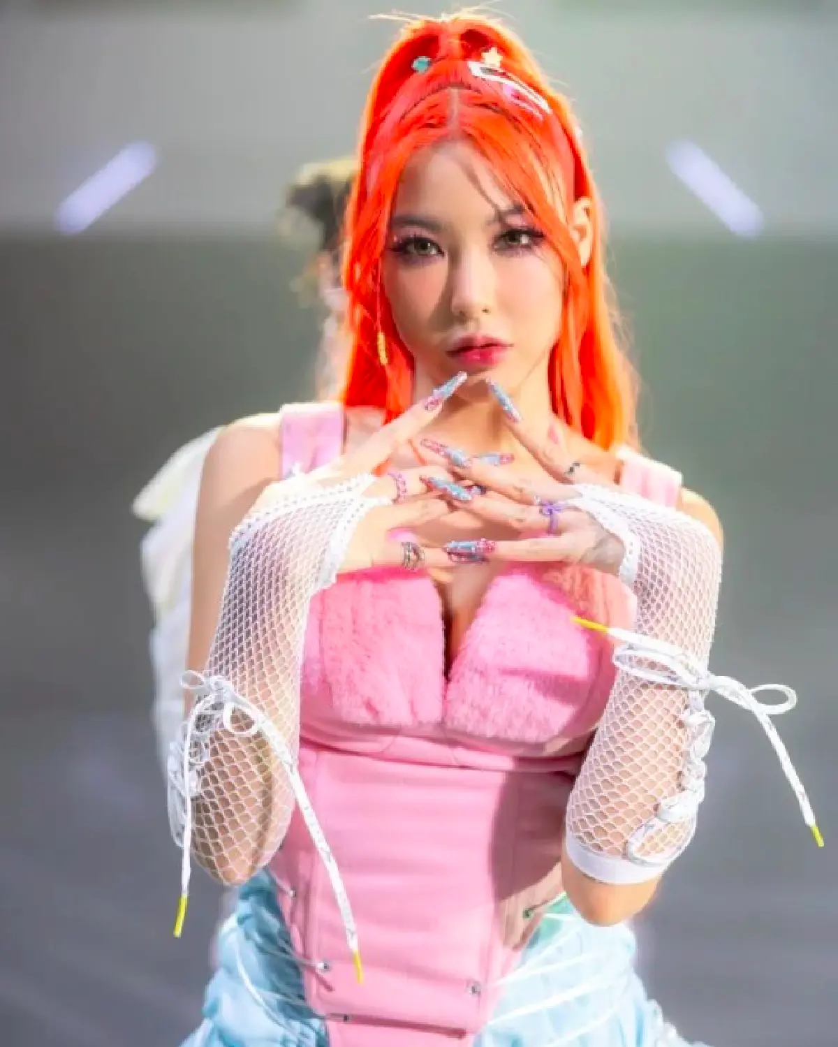 “หวาย ปัญธิษา” ปรับลุคใหม่อินเตอร์ขั้นสุด สีผมสุดแซ่บส้มประกายแดง