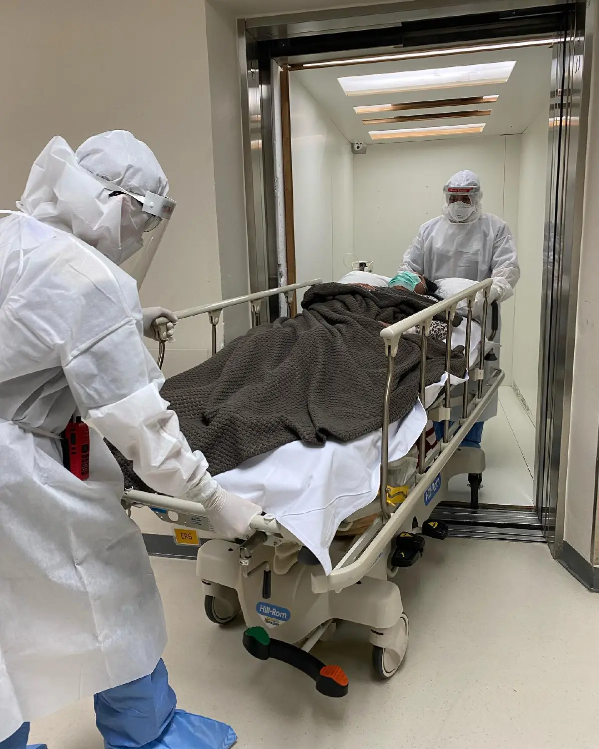 “คุณดอลล่าร์” สุดห่วง! ต้องแยกกับ “คุณหญิงแมงมุม” ในรอบ 4 ปี หลังติดโควิด-19 ทั้งคู่