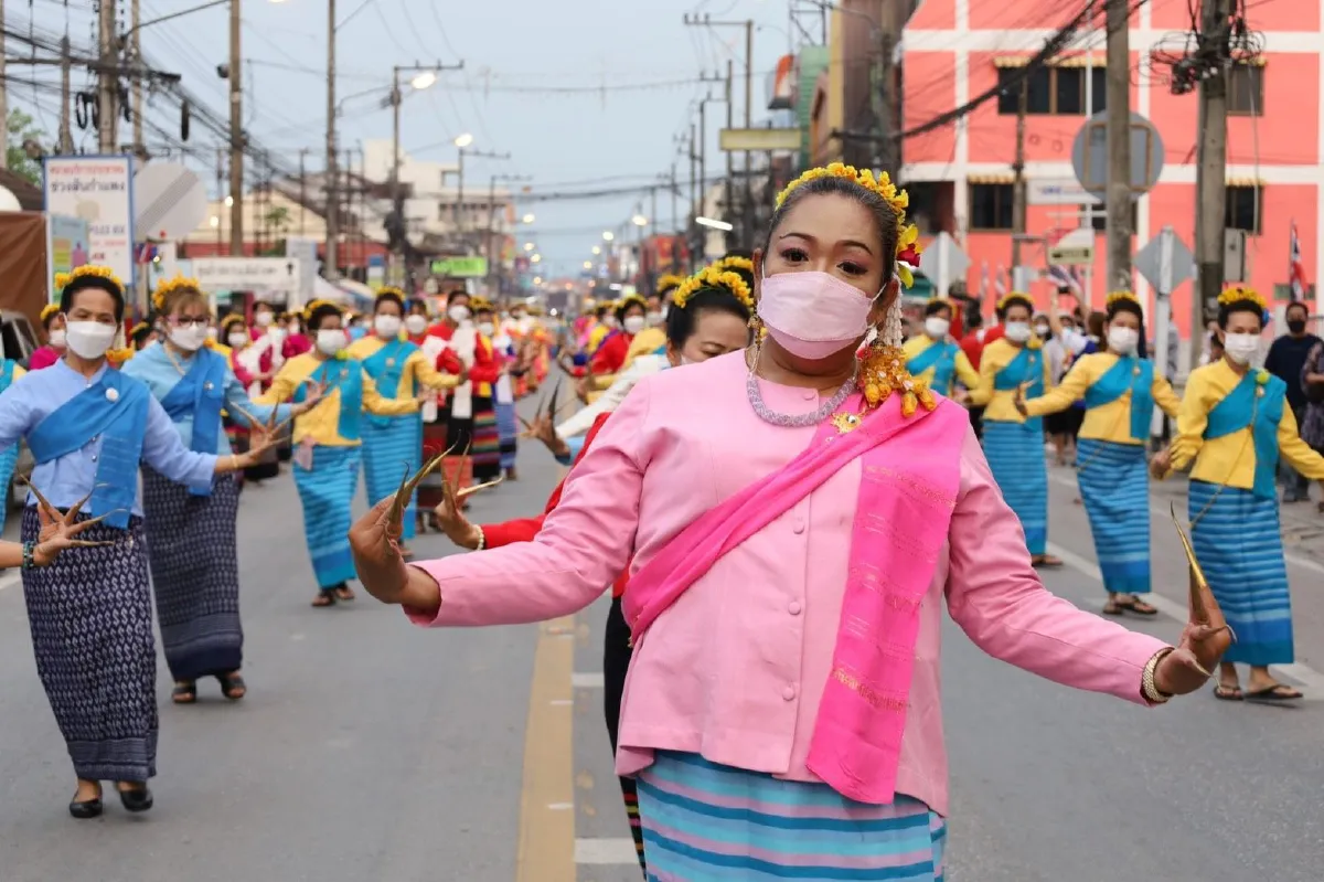 สันกำแพงมอบแบบลายผ้าพระราชทานนำไปต่อยอดสร้างอาชีพ