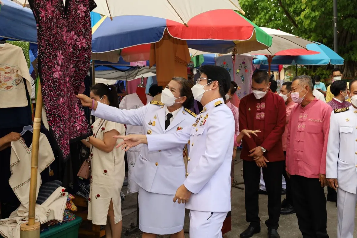 สันกำแพงมอบแบบลายผ้าพระราชทานนำไปต่อยอดสร้างอาชีพ