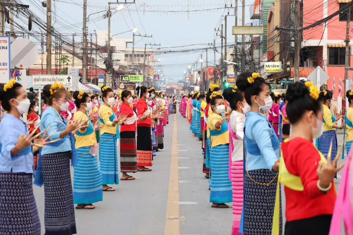 สันกำแพงมอบแบบลายผ้าพระราชทานนำไปต่อยอดสร้างอาชีพ