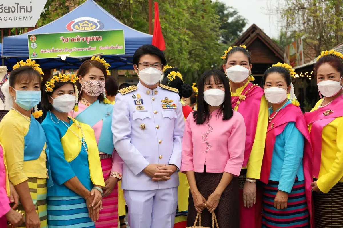 สันกำแพงมอบแบบลายผ้าพระราชทานนำไปต่อยอดสร้างอาชีพ