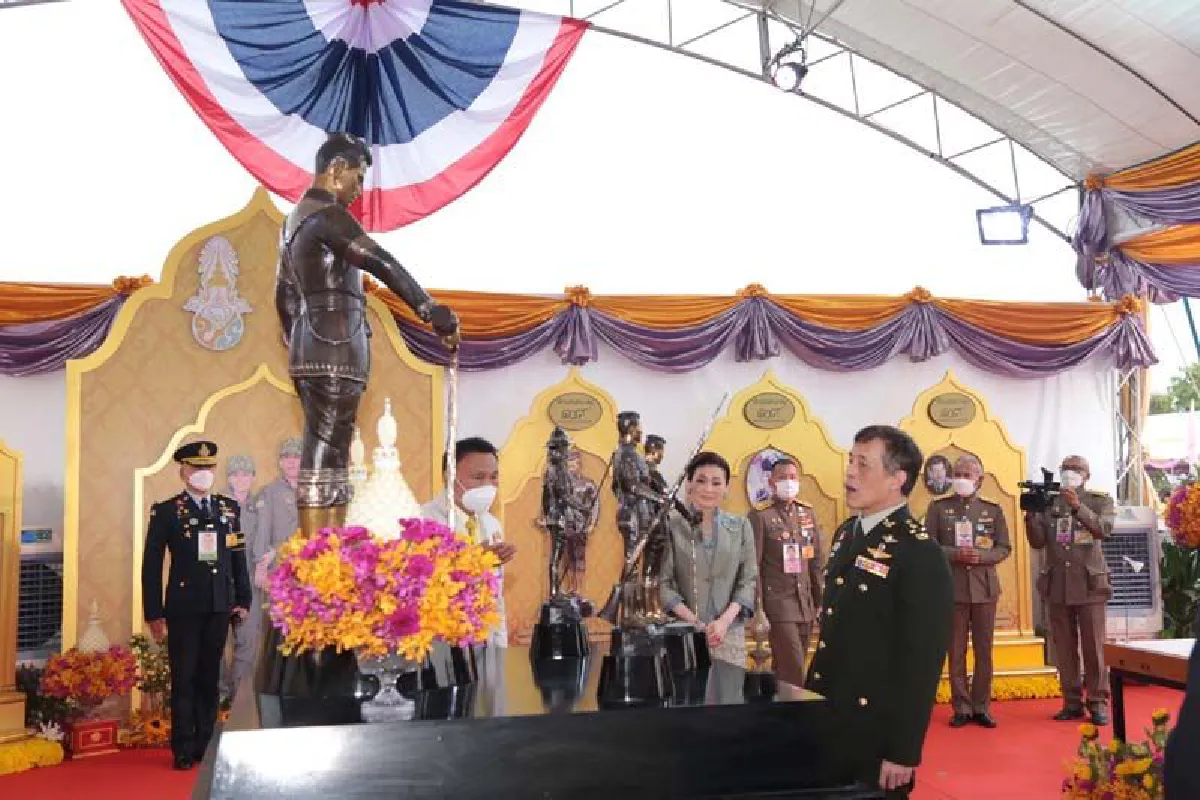 "ในหลวง-พระราชินี"เสด็จฯวางศิลาฤกษ์แท่นฐานพระบรมราชานุสาวรีย์สมเด็จพระนเรศวรฯ 