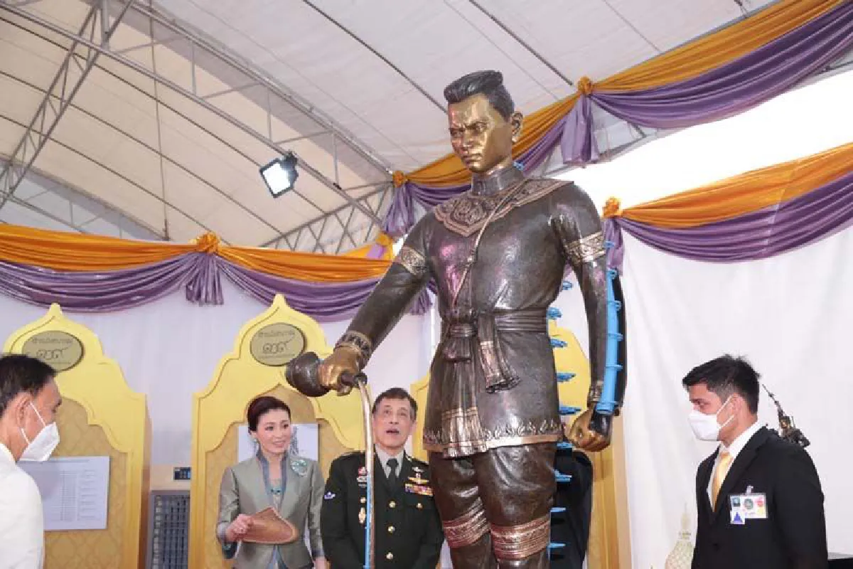 "ในหลวง-พระราชินี"เสด็จฯวางศิลาฤกษ์แท่นฐานพระบรมราชานุสาวรีย์สมเด็จพระนเรศวรฯ 