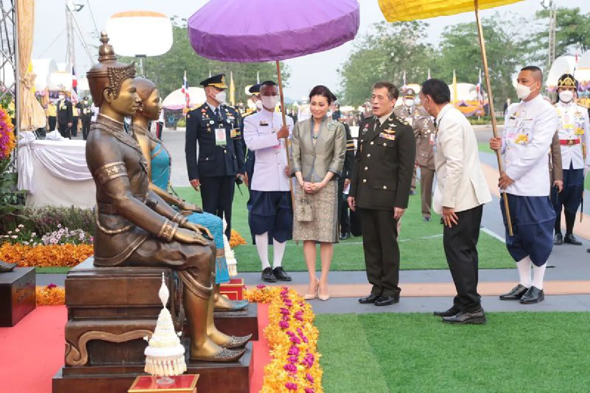 "ในหลวง-พระราชินี"เสด็จฯวางศิลาฤกษ์แท่นฐานพระบรมราชานุสาวรีย์สมเด็จพระนเรศวรฯ 