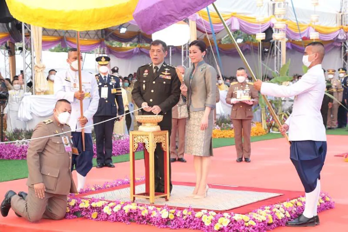 "ในหลวง-พระราชินี"เสด็จฯวางศิลาฤกษ์แท่นฐานพระบรมราชานุสาวรีย์สมเด็จพระนเรศวรฯ 